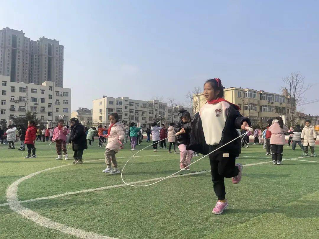 嗨玩十五分钟李沧区实验小学课间游戏之老鹰捉小鸡