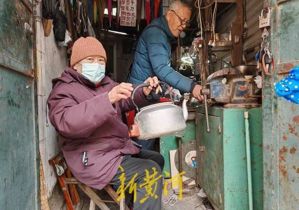 修伞修锅修水壶济南这家修理小铺一开就是二十多年