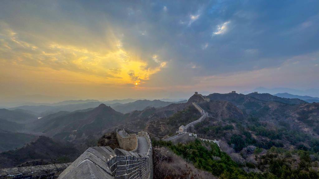 长城:东穷碧海群山立,西带黄河落日明