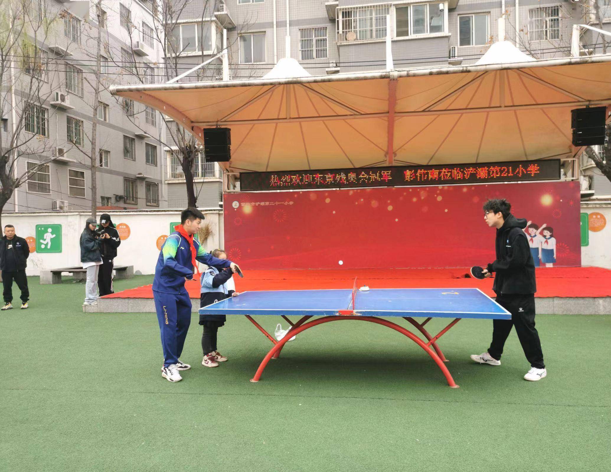 本次"冠军进校园"活动,营造了该校乒乓球运动的良好氛围,激发了学校