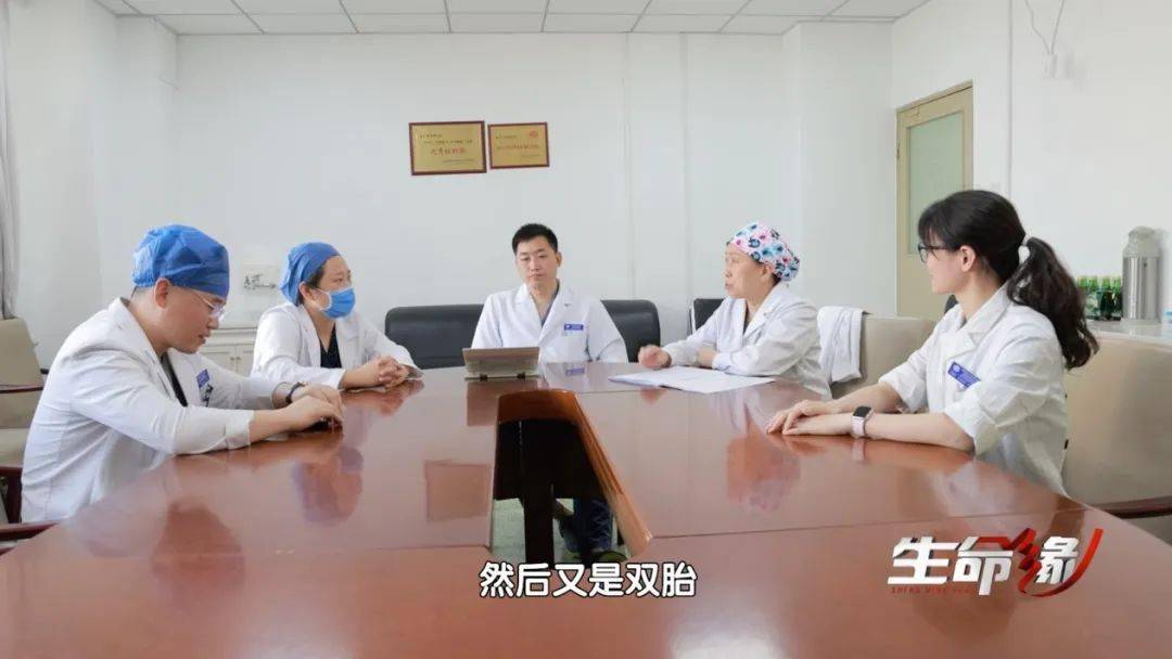 生命缘36岁双胞胎产妇紧急顺产风险重重医生连夜赶到产房陪护