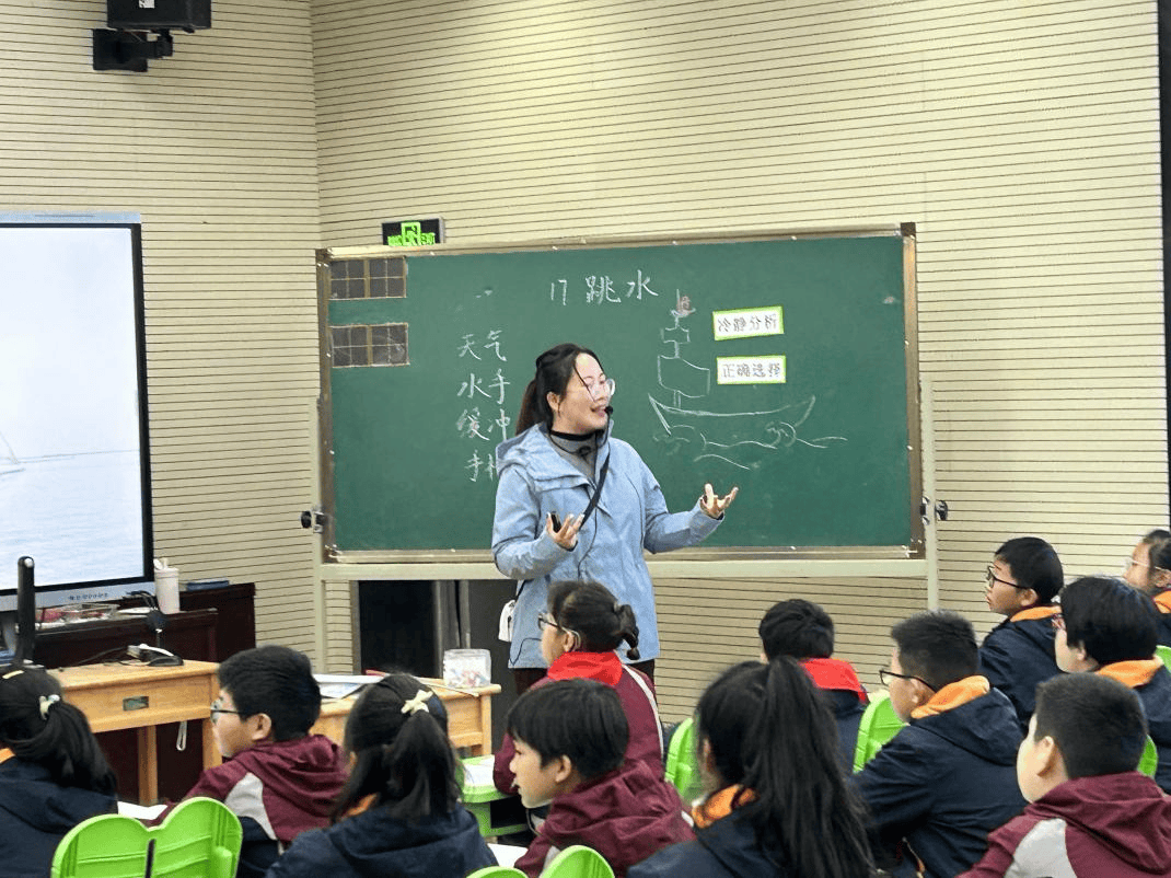 主会场第一节课由梁爽老师带领五(6)班的孩子们学习《跳水》第二课时.