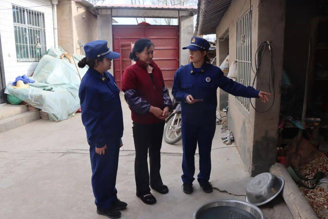 春耕正当时崇信县消防救援大队走进田间地头开展消防安全宣传活动