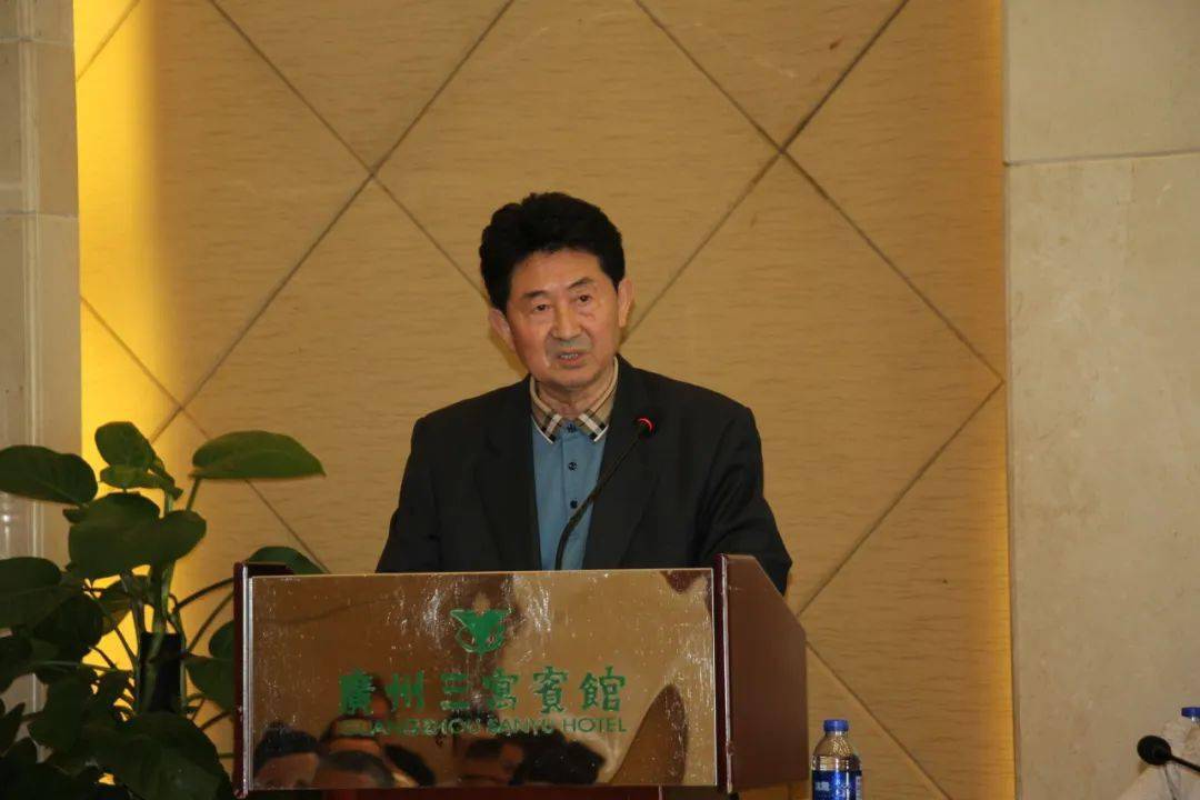 张汉松社长发表了热情洋溢的讲话,他回顾了2023年诗社在队伍建设,诗词