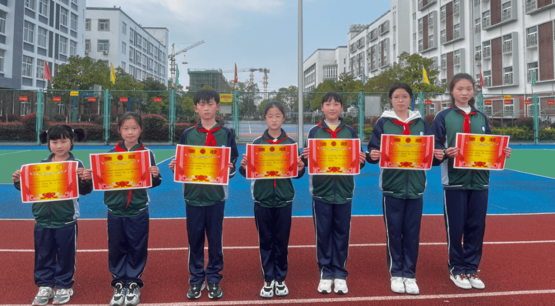 播种文明收获明天文峰小学部举行文明礼仪主题升旗仪式