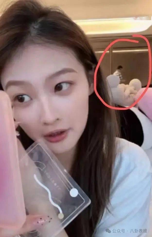 小羽疑被甩王思聪带19岁新女友商场购物美女身份曝光