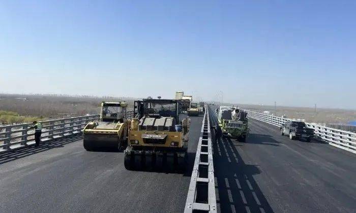 黄河之上桥见智慧建设者推着大桥过黄河