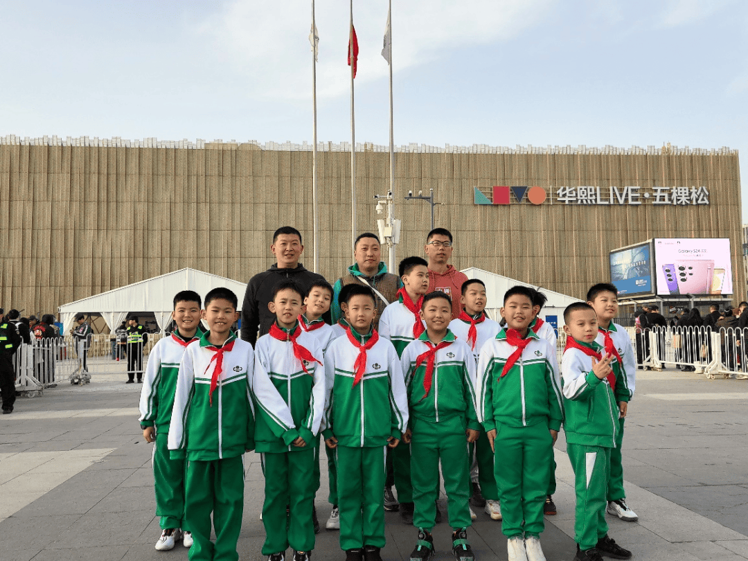 胡晓晖老师,王肃宇老师及13位小队员以积极饱满的精神状态参与其中