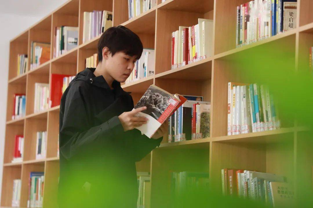 在大艺与书为伴