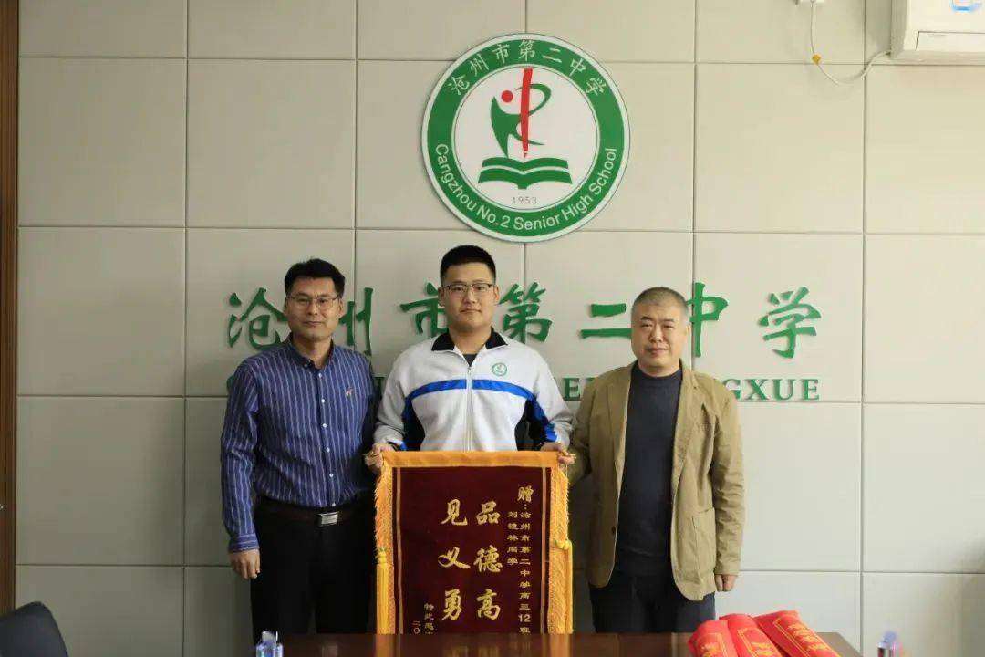 两名高中生及时出手相救._泗县_崔女士_朱昱硕