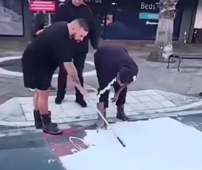 新西兰北岛东北海岸城市gisborne十字路口上的彩虹被白色油漆涂抹