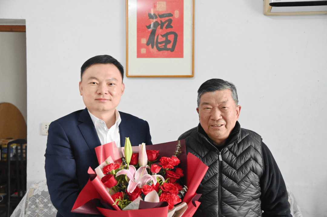 传承真诚拼搏精神共绘美好发展蓝图镇领导走访慰问老同志