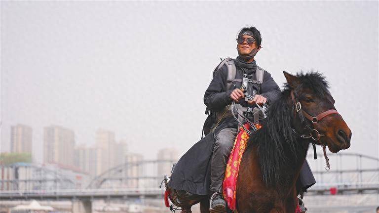 一人一马千里江湖