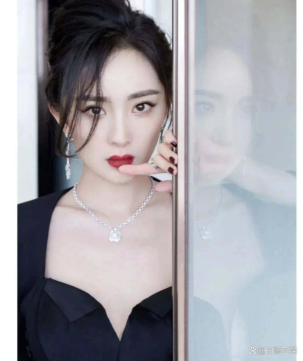 杨幂惊艳亮相抹胸黑裙展现无尽魅力