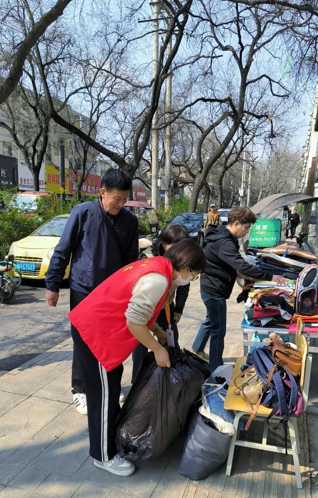 居民热心捐赠旧衣物用行动支持慈善事业