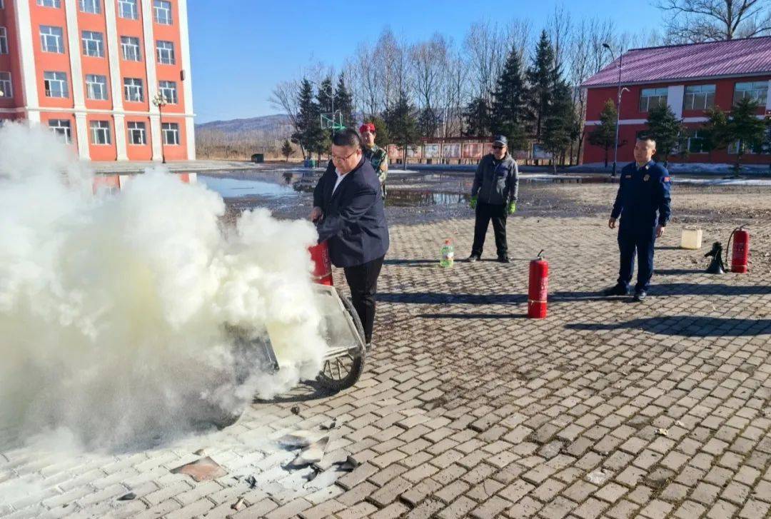 消防演练鸣警钟安全防线不放松南岔大队联合伊春技师学院开展消防疏散