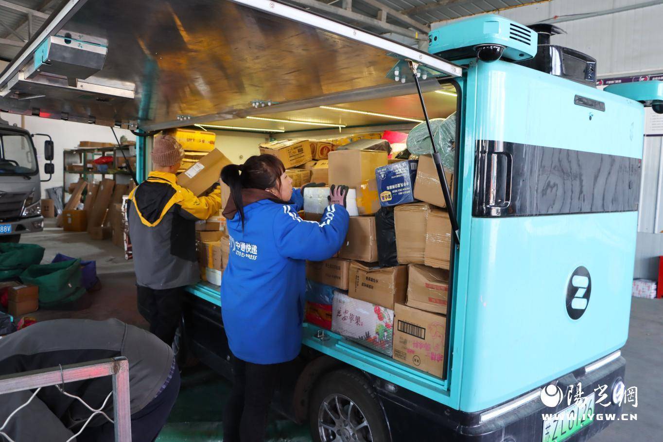 神木:首批无人车熟练"上岗" 日送快递1800余件_锦界镇_配送_驿站