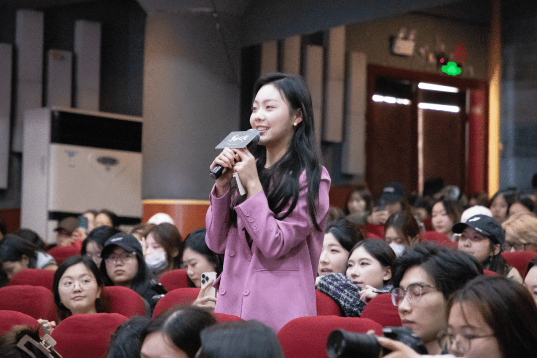 吴磊蒋勤勤现身川影草木人间路演现场尖叫连连