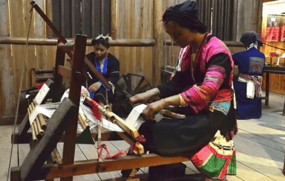 广东瑶族博物馆陈列的主题为"瑶岭长歌"