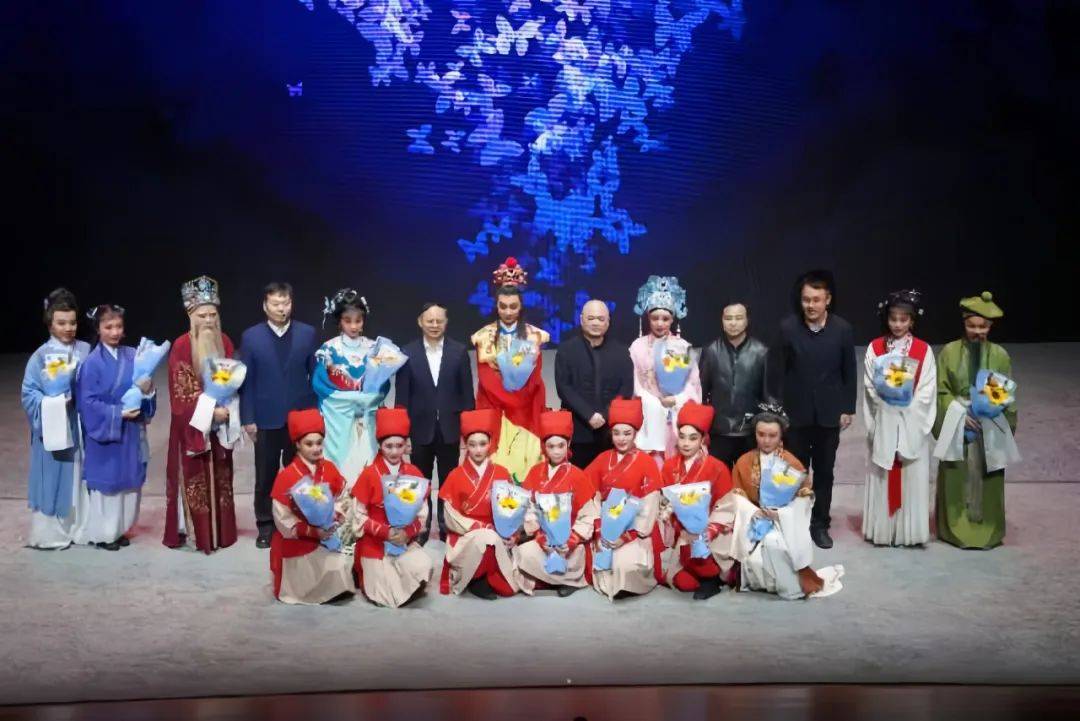 嵊州市越剧团同济大学献演青春版梁祝