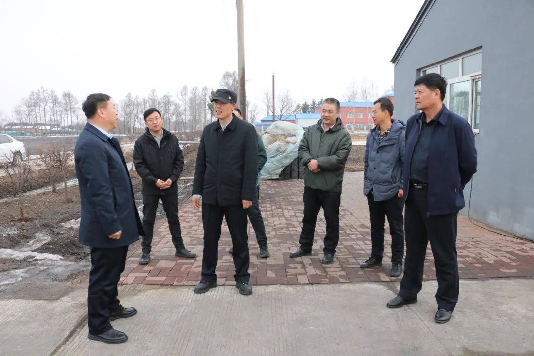 3月27日,龙江森工集团林农产业部副部长赵桂安等一行4人到沾河林业局