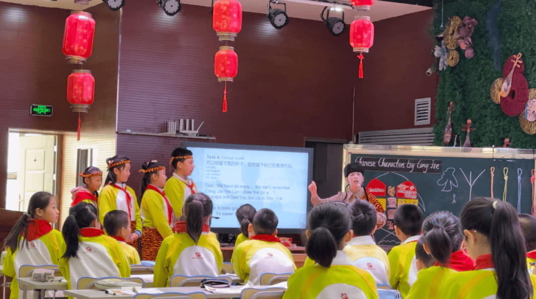 讲授"lu ban and the saw"阜康市准东中学的陈晓娟老师讲授"plants