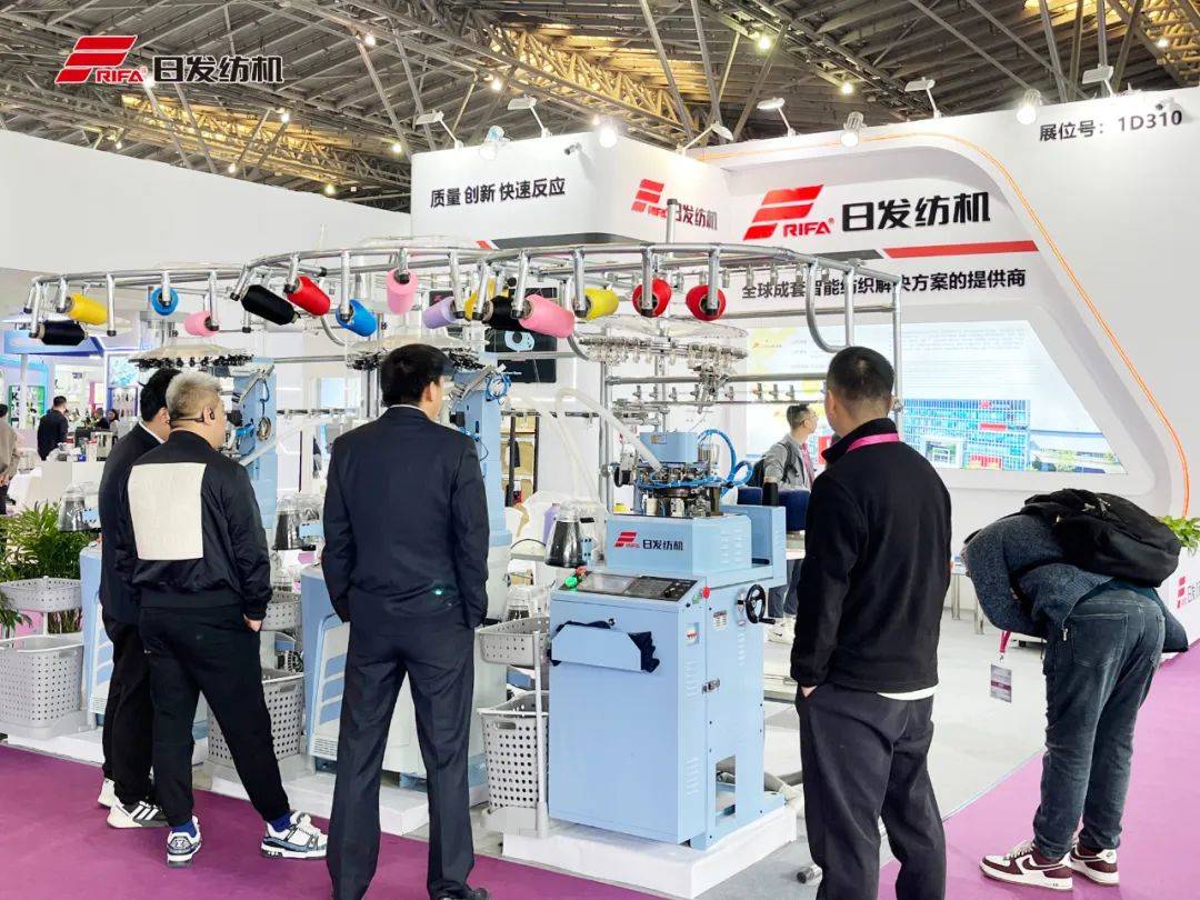 日发纺机亮相2024上海袜交会,展位前观众为何络绎不绝?