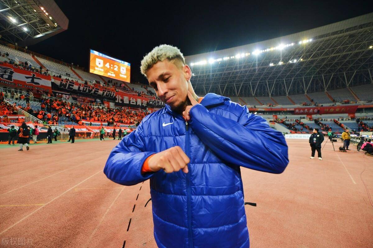 鲁能核心外援晒国足比赛给费南多加油球迷呼吁把他归化进国足