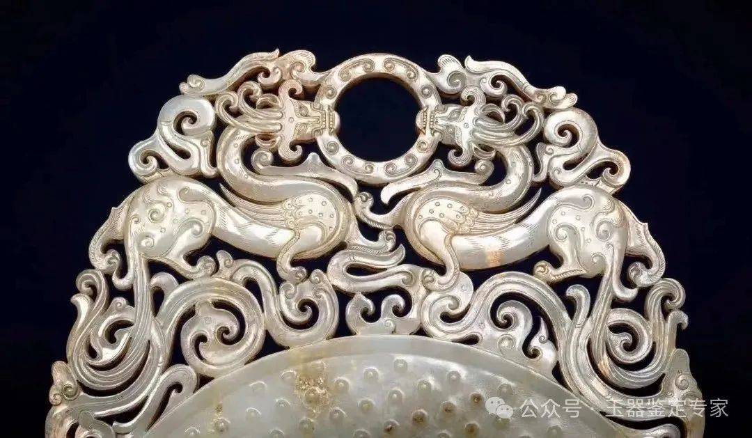 蒙古国古匈奴墓葬中出土的精美玉璧