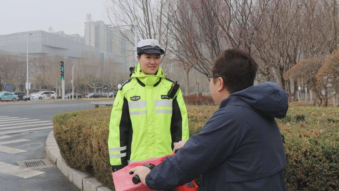 女交警做表率创城路上展巾帼风采