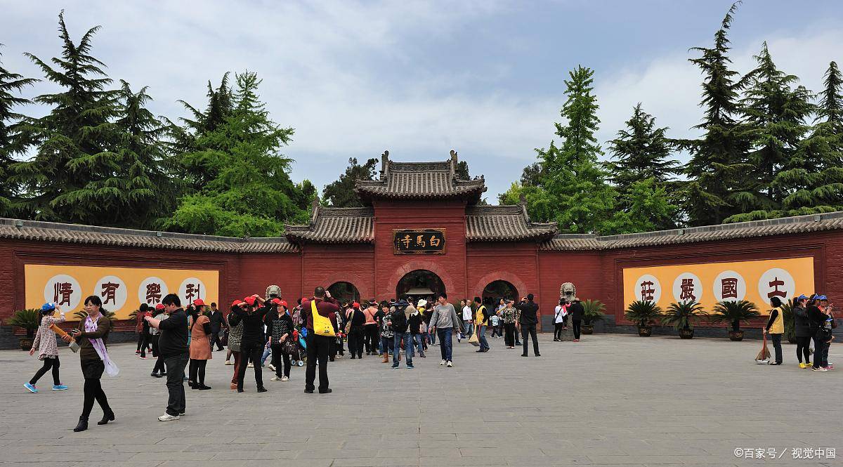 去年底,有人看到王健林现身在河南洛阳白马寺,69岁的他看上去非常憔悴