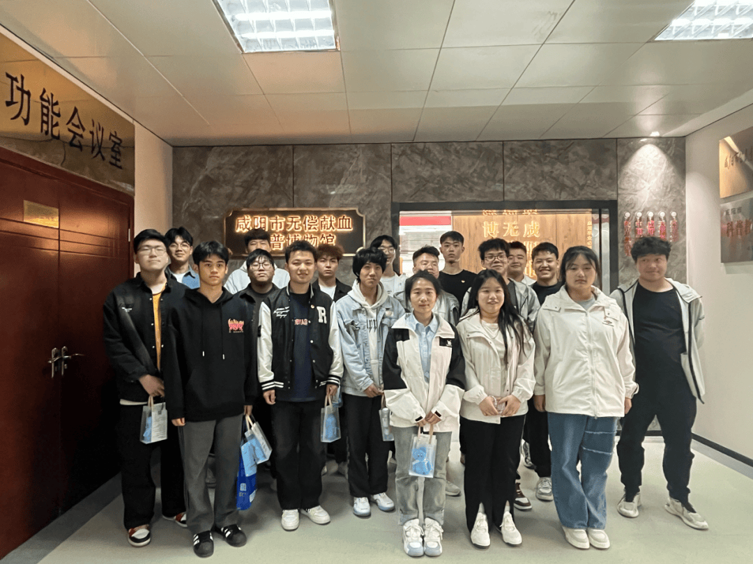 陕西邮电职业技术学院大学生参观血站并挽袖献血