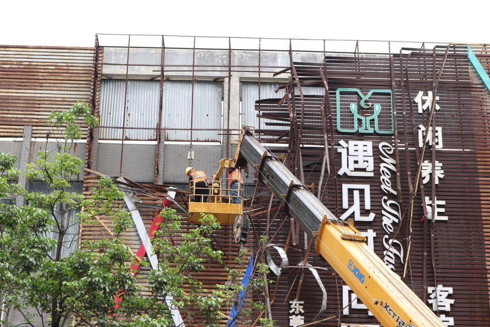 拆东莞寮步城管连日行动消除城市安全隐患