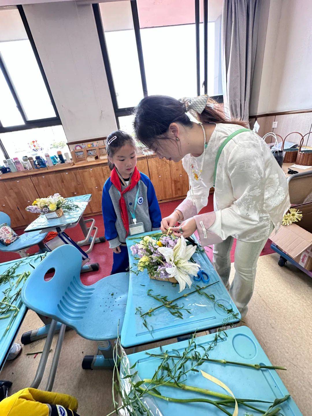 "童"享花艺时光——记双语部二乙班家长进课堂活动_花香_插花_教室