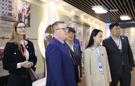 在王磊副校长的带领下,西蒙威克斯校长一行参观了校史馆,各部门教室