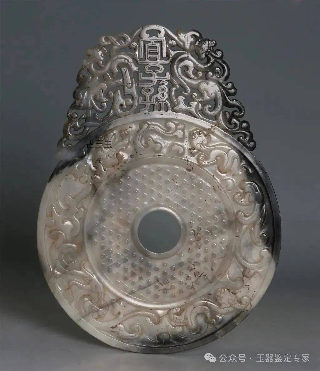 蒙古国古匈奴墓葬中出土的精美玉璧