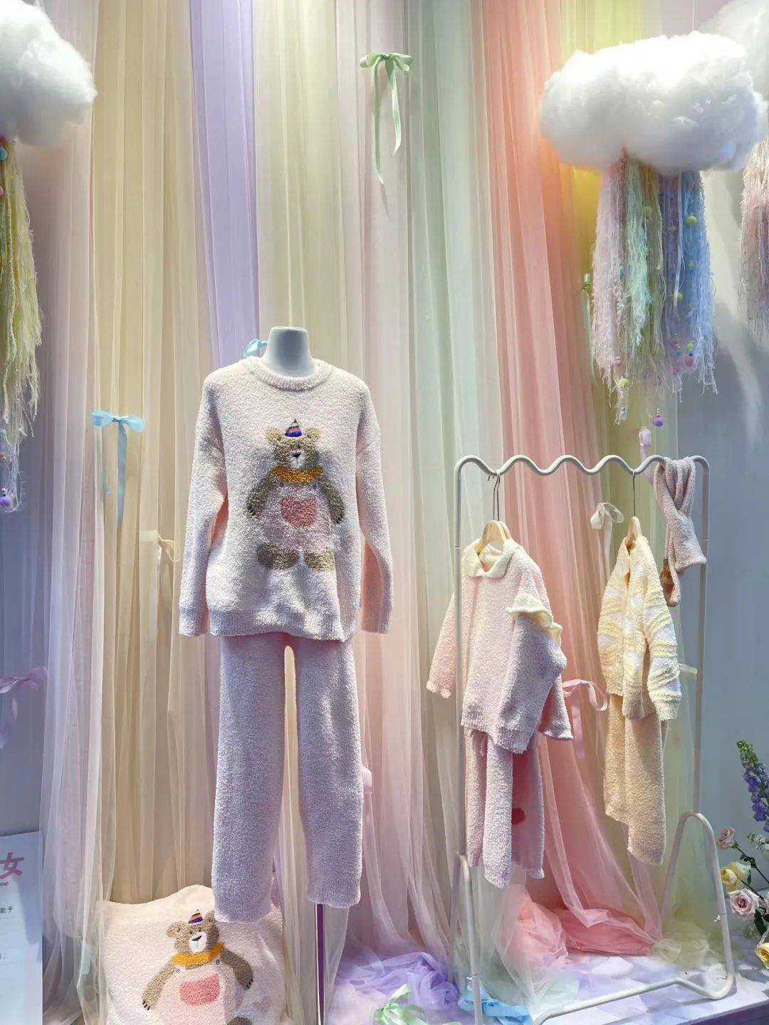 800多家展商携新而来第三届潮汕服博会首日人潮汹涌