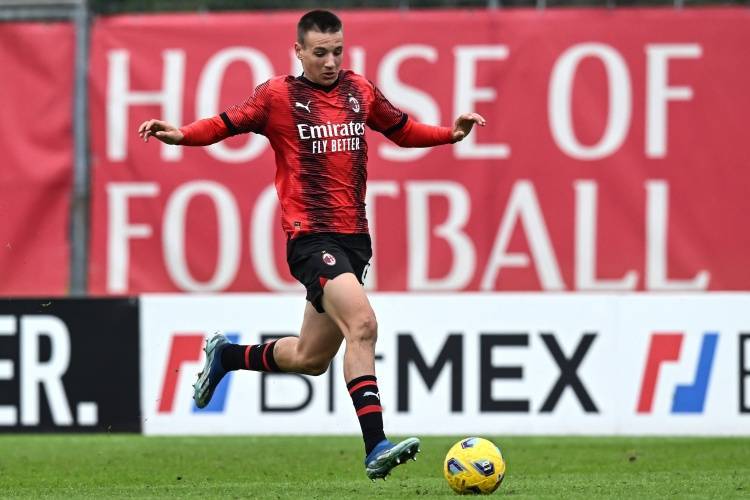 记者:拜仁也有意ac米兰16岁中锋卡马达_续约_多特_tobi