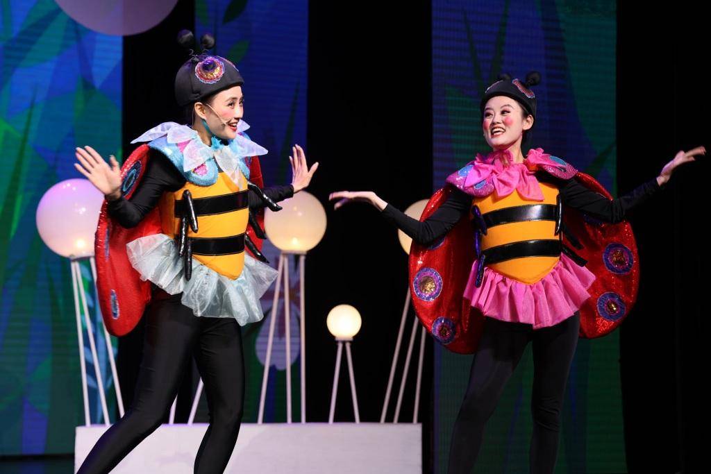 舞台设计上,舞美设计刘蕙采用了大量吊挂景片的形式,让舞台呈现出多变