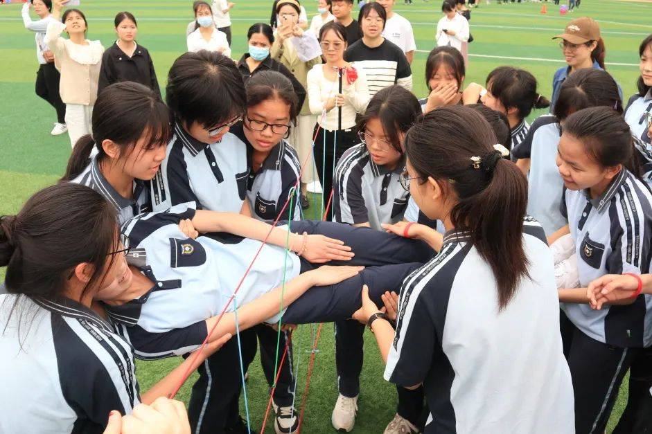 跨越电网障碍森林第二阶段,南宁外国语学校纪昕老师和南宁市第三中学