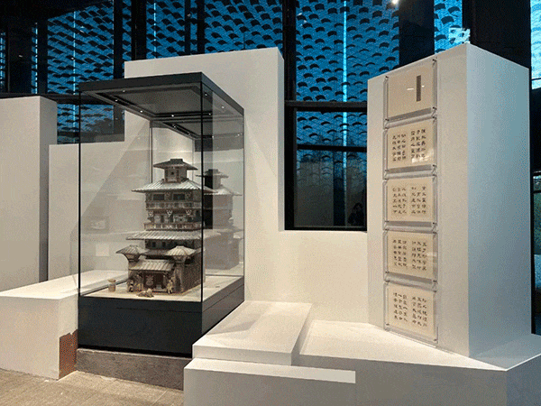 展区依据叙述逻辑,分出6组版块,12个段落,包括:"信仰体系"版块的周原