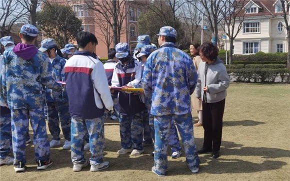 浦东吴迅中学爱我国防百炼成钢全力以赴争创辉煌高一年级东方绿舟国防