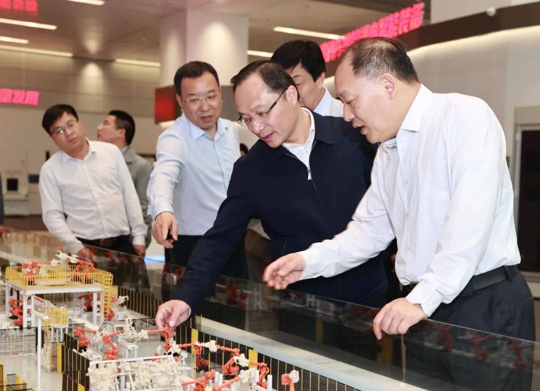 在企业走访交流时,王亚联简要介绍了我市奋力打好高质量发展"十大攻坚