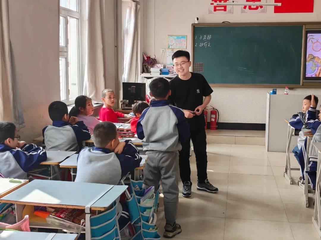 点赞他们为孩子们快乐成长架起一座爱的桥梁