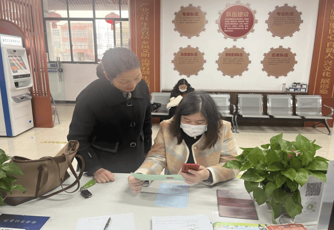 中馆驿镇利用"i黄冈"app指导群众成功办理新生儿参保登记专家团一行在