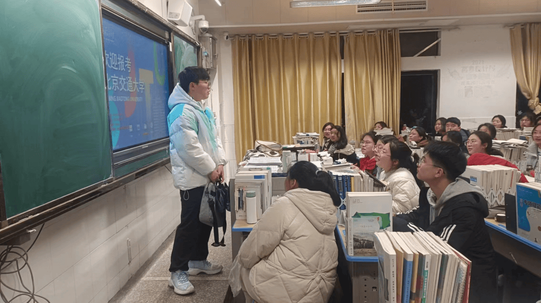 2月4日,北京交通大学江西招生实践团团员张帆回到母校余江一中进行