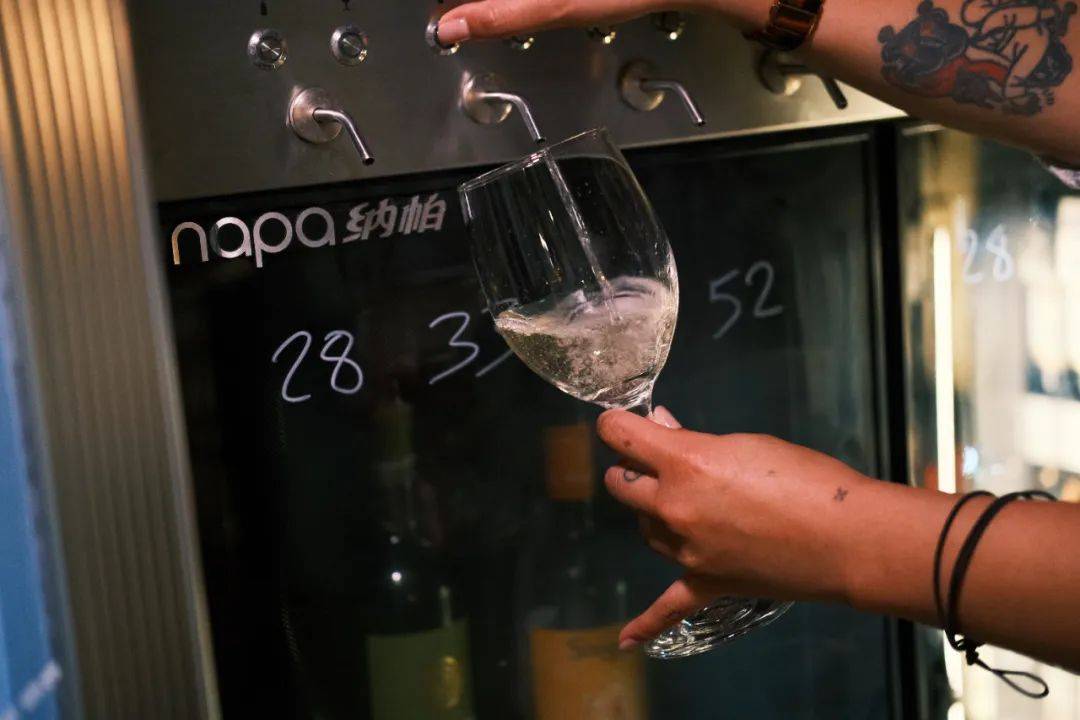 于是在 wine time 除了瓶装零售,单杯开卖葡萄酒也是这里的一大特色.