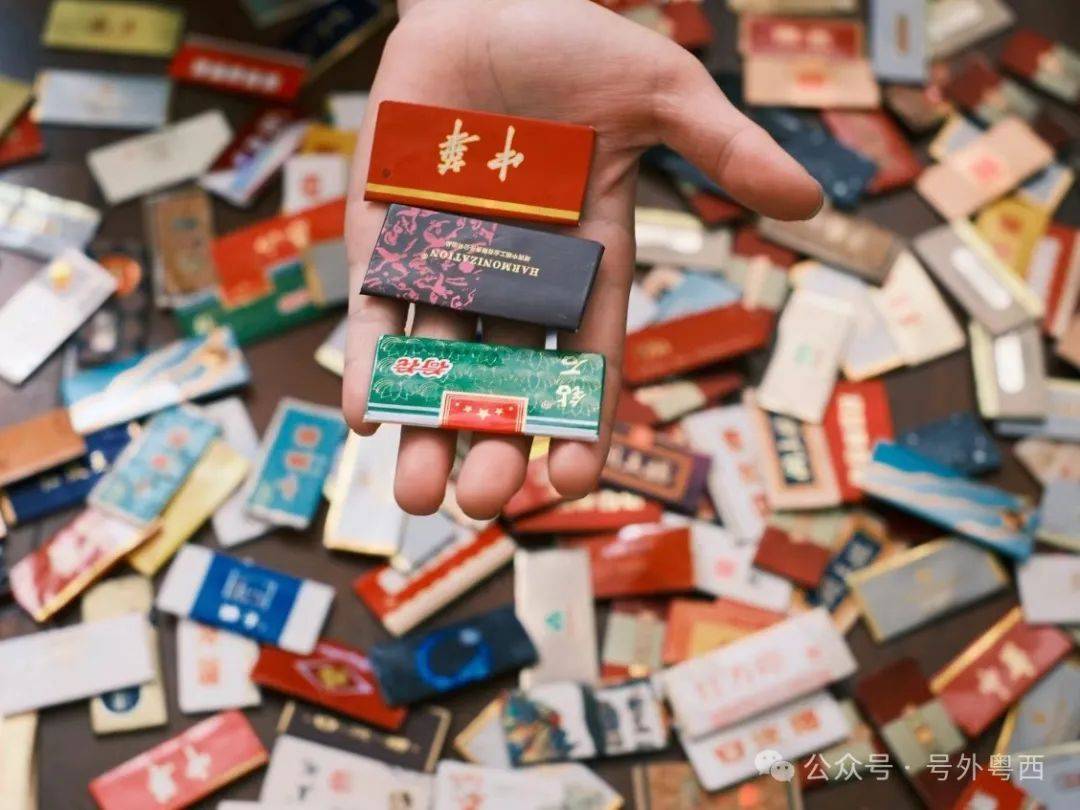 翻垃圾桶问陌生人要烟盒茂名家长你小孩有玩烟牌吗