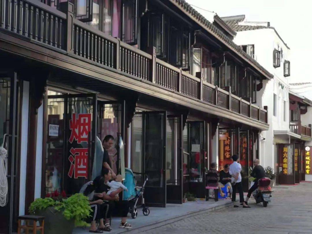 沈家门十里渔港东起半升客渡,西至渔都海市舟山国际水产城.