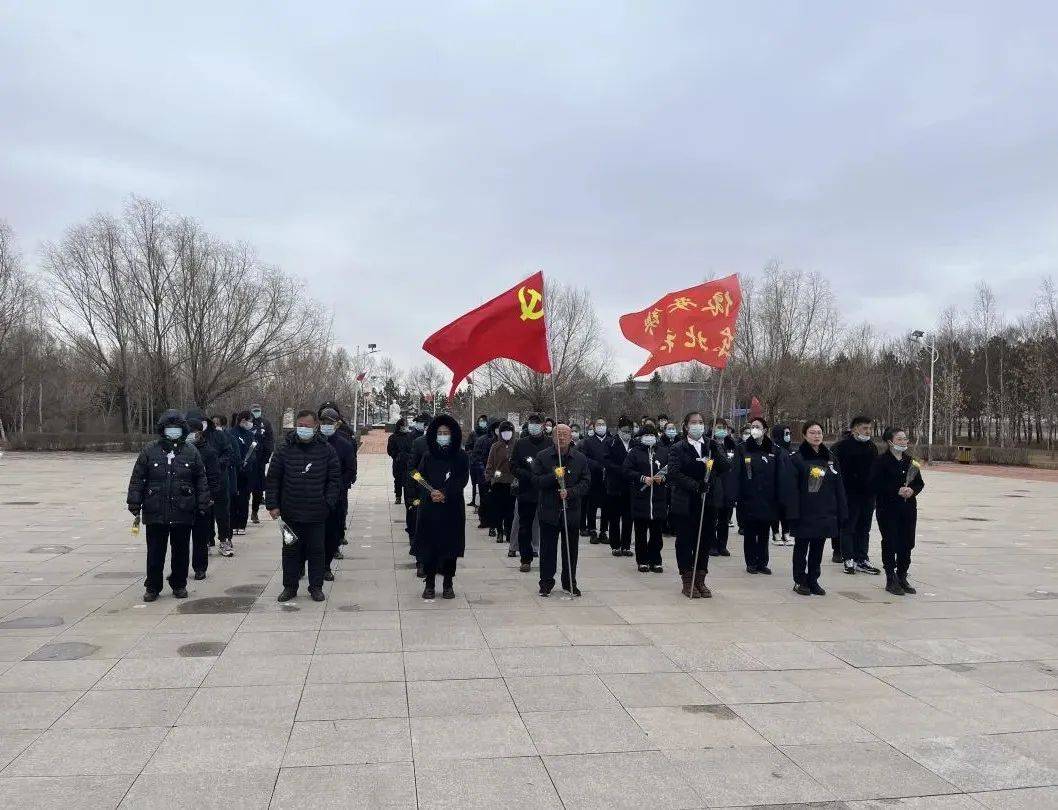 我们的清明节依安镇东北社区联合依安县税务局和依安镇社工站开展重走